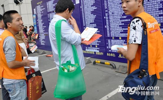 中国糖酒网宣传团队正在为参展观众解答问题