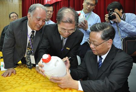 黄小晶为金门酒瓮题字