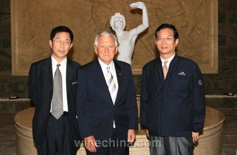 王朝公司董事长白智生、总经理高峰与霍克先生合影