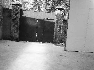 小作坊制售假桶装水 '娃哈哈' 小作坊制售假桶装水 '娃哈哈'