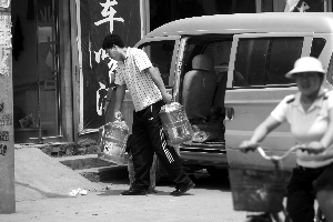 小作坊制售假桶装水 '娃哈哈' 小作坊制售假桶装水 '娃哈哈'