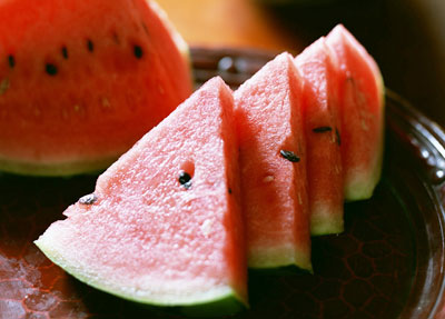 吃西瓜禁忌:感冒初期食用可加重病情