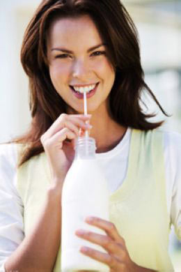 当心!这样喝牛奶毁容又伤身