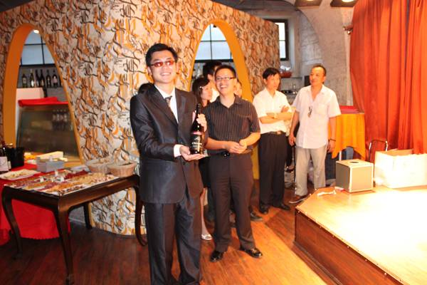 名酒评鉴沙龙现场客户互动