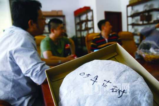 聚在一起试茶是茶客们到云南的一个重要节目。