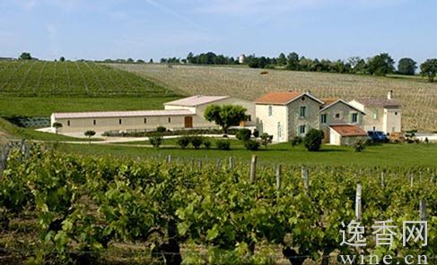 波尔多卢卡酒庄(Château Lucas)位于波尔多右岸的卡斯蒂永-波尔多丘子产区(Castillon-Côtes-de-Bordeaux,曾经叫卡斯蒂永丘 Côtes-de-Castillon),占地约12.5公顷,其中10公顷为葡萄园,主要种植美乐品种(Merlot)和赤霞珠(Cabernet Sauvignon)。酒庄目前一共出产三款红酒:Château LUCAS,L de LUCAS和 La Fontaine LUCAS。