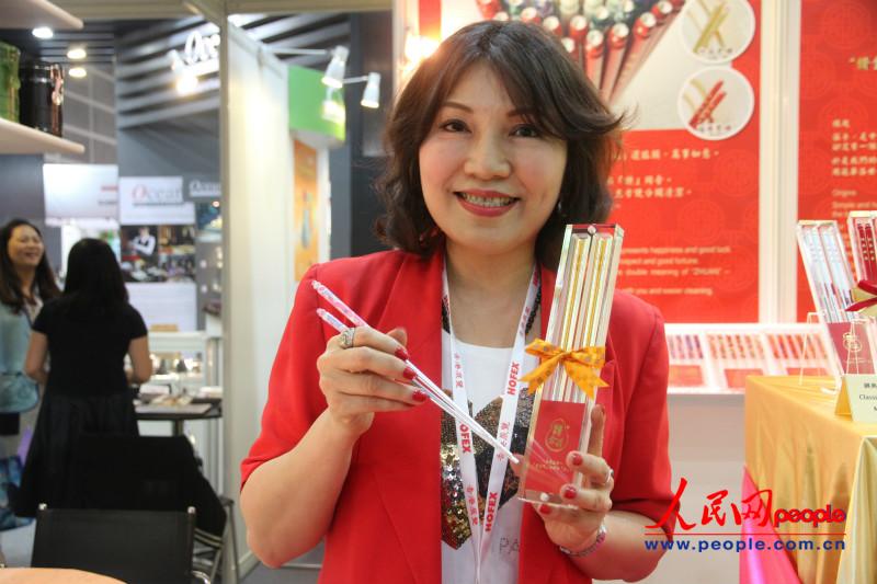 台湾参展商展示来自台湾高雄的“蜜宝”火龙果