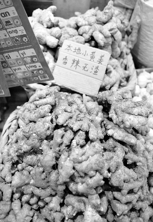 5月14日,记者走访了位于新港路及赤岗路的两个菜市场,根据档主自述,目前市场上已没山东姜,本地小黄姜很受欢迎。