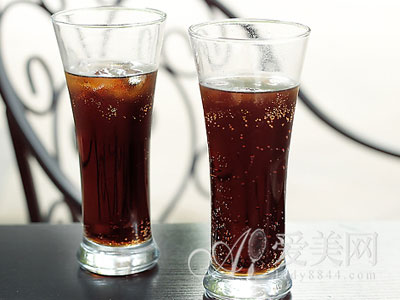  夏日喝饮料解渴要谨慎 小心 