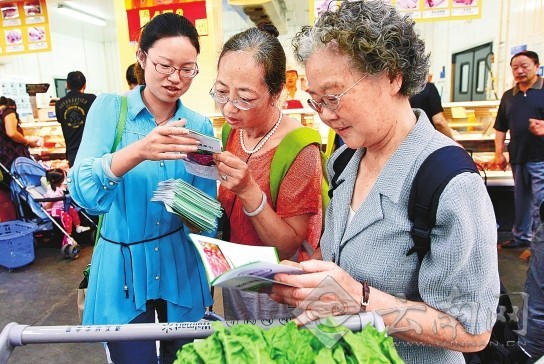 23日,省科协、省科技馆主办的食品安全科普宣传集中展示活动,受到了昆明市民的欢迎。