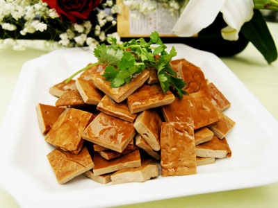 散装卤味是要当天吃完，不可隔夜的。从食品安全角度讲，这是不卫生的，可能的话最好不要吃隔夜糟货。食品专家提醒，即使放在冰箱里的食物，也并非绝对“保险”。冰箱里易孳生霉菌，还有嗜冷菌等。