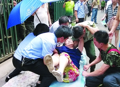 火灾发生后，警民联手救人。扬子晚报记者 吴胜 摄