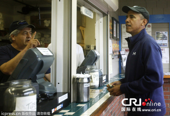 奥巴马现身快餐店引围观依旧爱吃油炸食品（图)