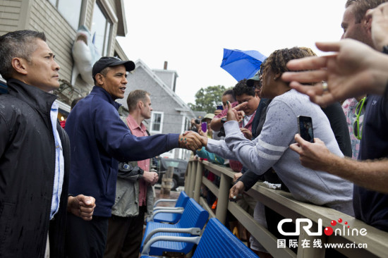 奥巴马现身快餐店引围观依旧爱吃油炸食品（图)