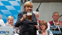 德国总理默克尔也爱喝啤酒