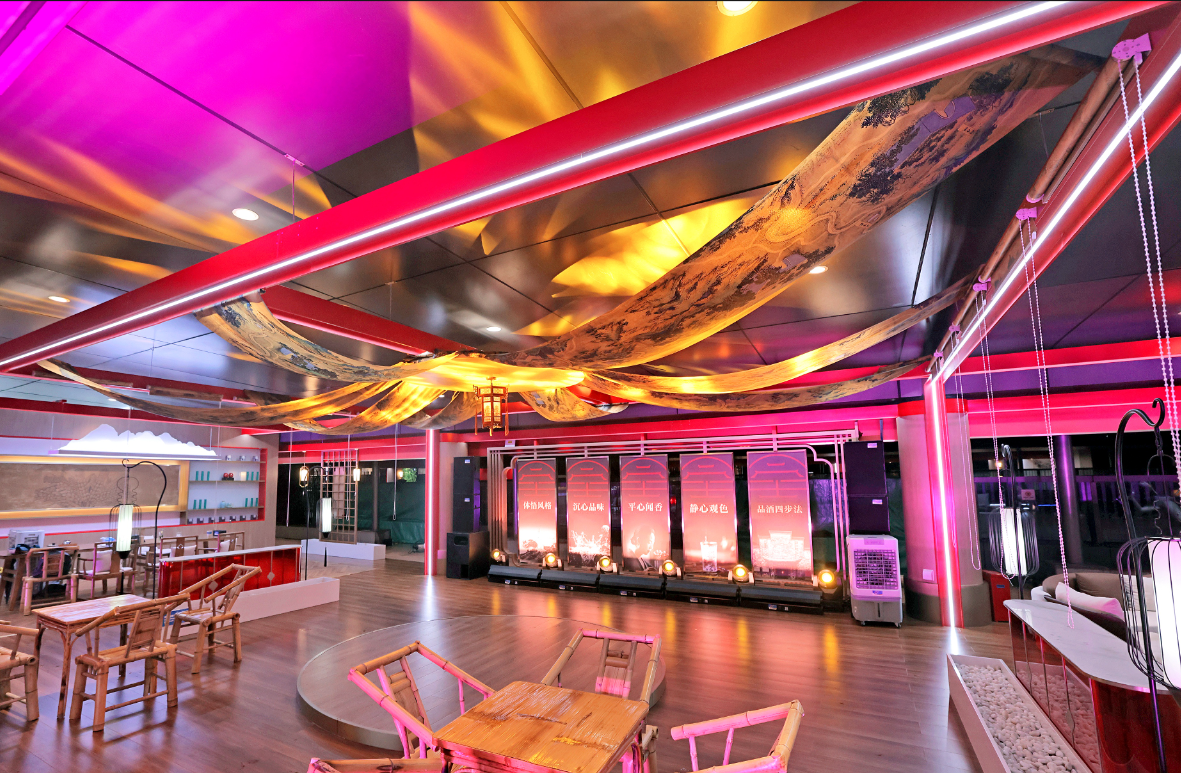 五粮液作为川酒龙头酒企和中国浓香型白酒典型代表，精心打造了集办公、休闲交流、文化体验于一体的沉浸式配套服务空间——大运会快闪酒吧（以下简称“快闪酒吧”），以酒为媒，精彩演绎了魅力成都的国际范、中国风和巴蜀韵，架设起交流探讨、交融共享的中外文化桥梁，彰显了国有企业、川酒领头羊的实力、责任与担当。