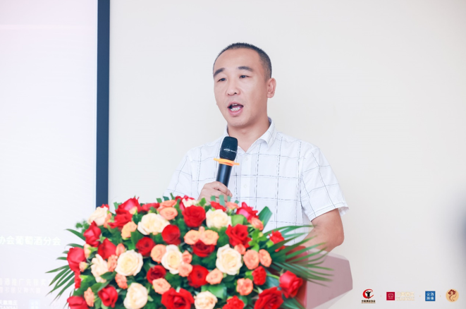 图说：中国酒业协会葡萄酒分会秘书长火兴三 