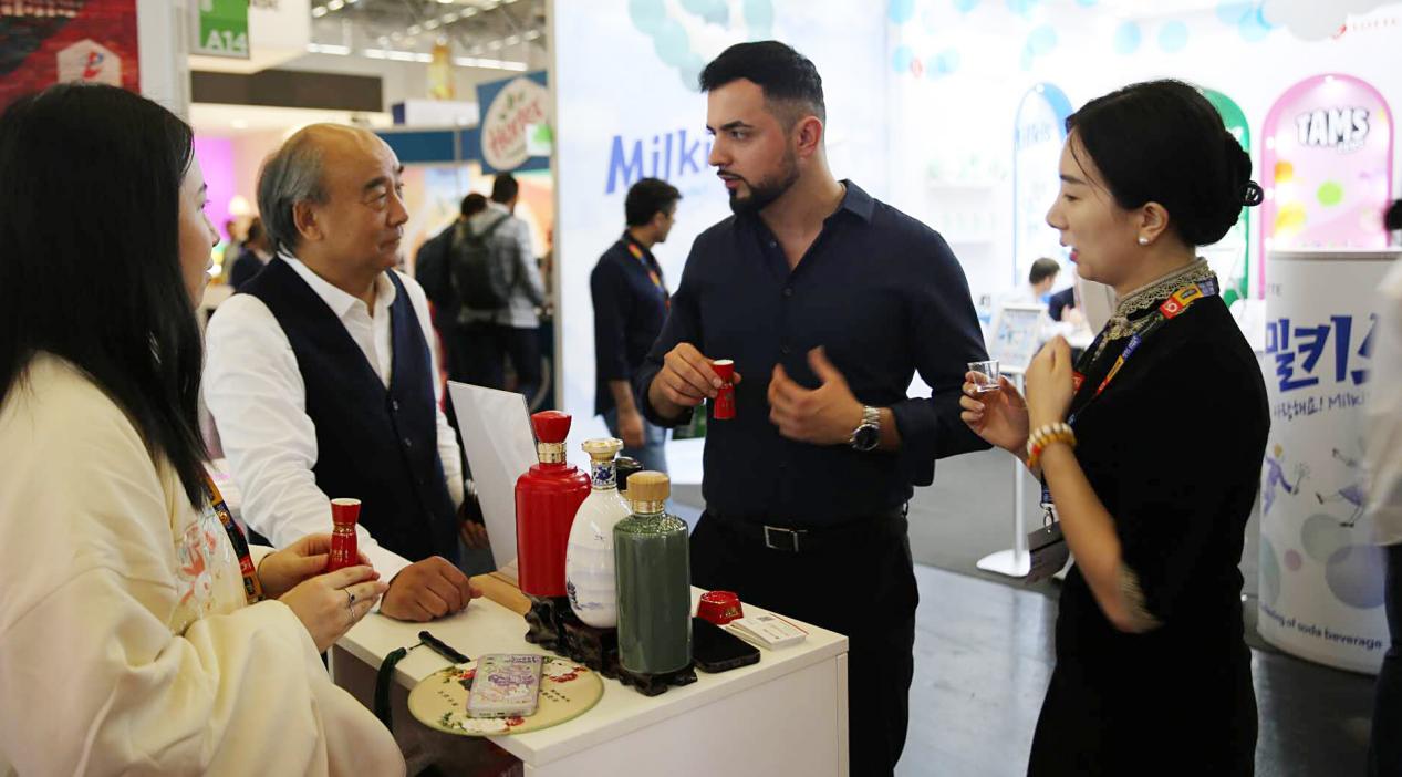 外国友人品尝古井酒。古井集团供图