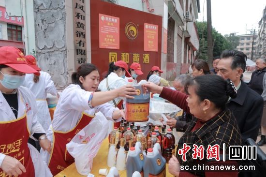 群众正在选购凤和黄酒。衡欢 摄