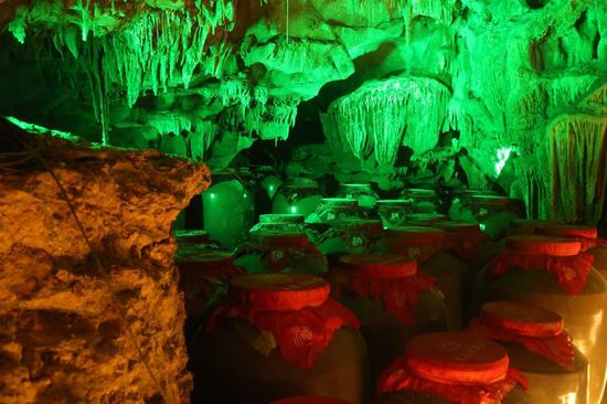 封坛的燕台山纯粮食酒在天然溶洞中深藏数十年,在钟乳石滴水穿越时光中发酵,美轮美奂,香远益清,天下美酒也!/北欧时报图