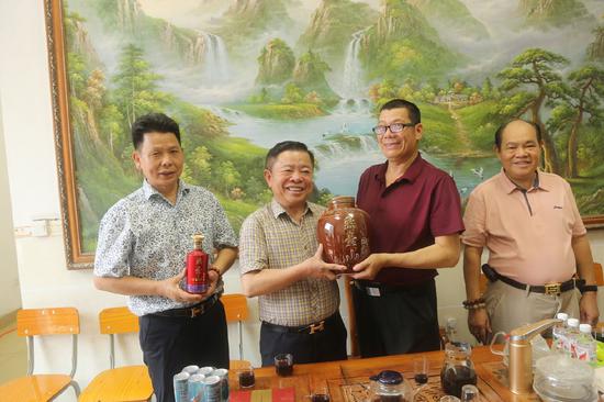 越南客商参访燕台山酒庄。/北欧时报图