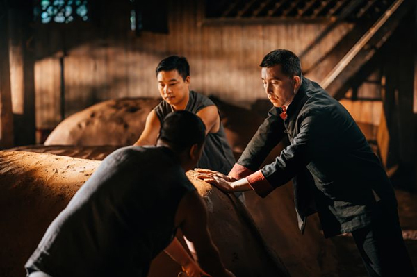 匠心永续：五粮液匠人的传承密码_fororder_工作中的师德刚-供图-五粮液集团