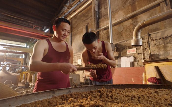 匠心永续：五粮液匠人的传承密码_fororder_师德刚指导苗圃学员-供图-五粮液集团