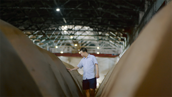 匠心永续：五粮液匠人的传承密码_fororder_袁世华在查看窖池情况-供图-五粮液集团