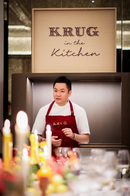 图片包含 室内, 人, 桌子, 女人

AI 生成的内容可能不正确。