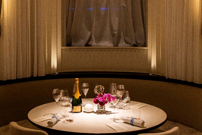 桌子上放着蛋糕

AI 生成的内容可能不正确。