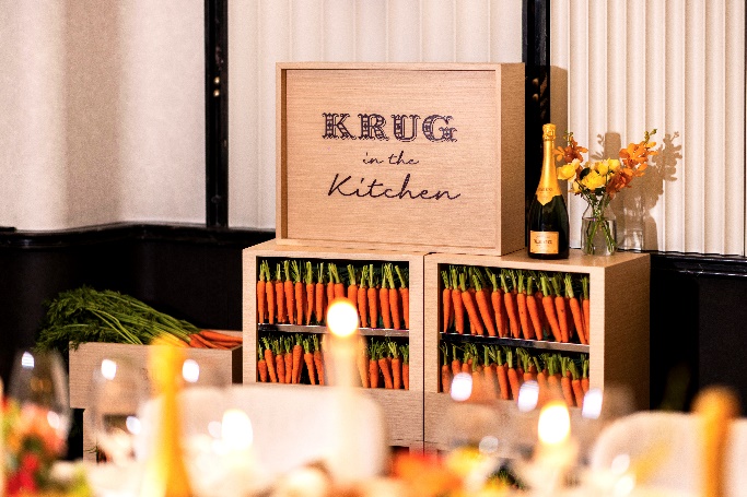 图片包含 室内, 桌子, 食物, 蛋糕

AI 生成的内容可能不正确。